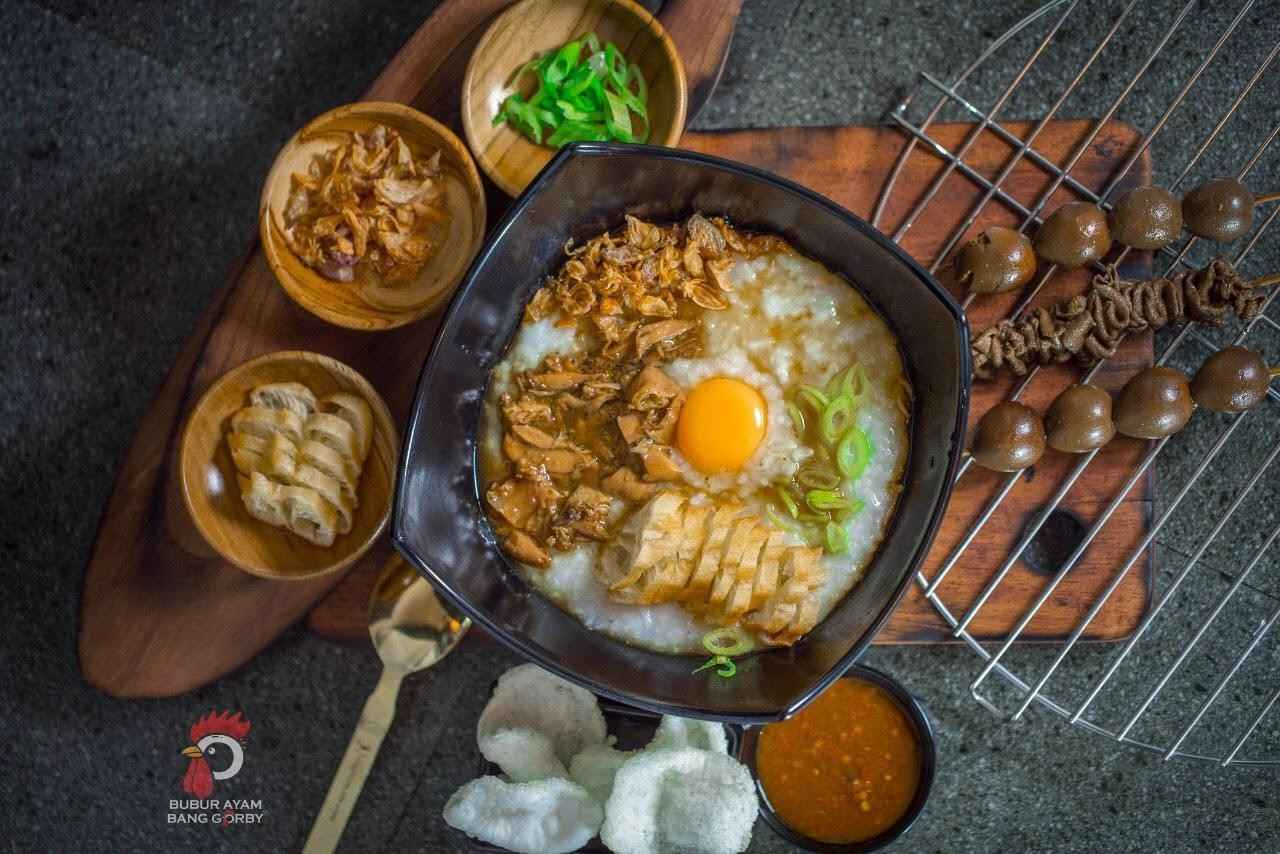 Sajian Bubur Ayam Telur Kampung Premium Bang Gorby